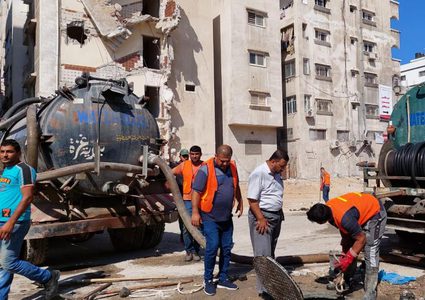 بلدية غزة تحذر من كوارث صحية وبيئية بسبب تأخر الإعمار