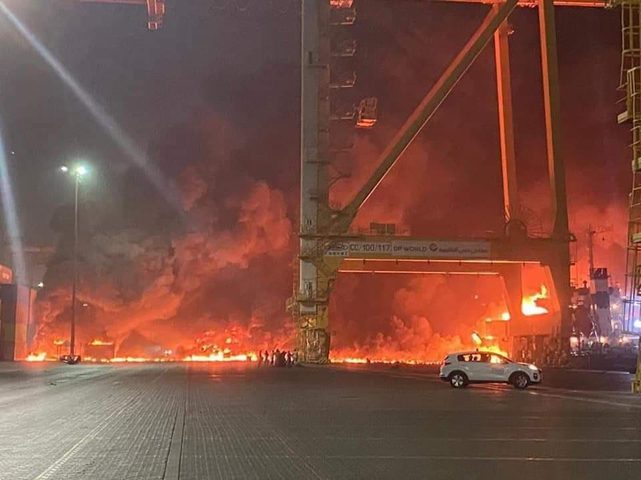 انفجار ناقلة نفط أثناء رسوها في ميناء جبل علي بدبي