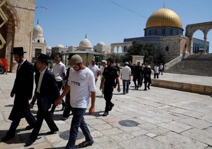 مستوطنون يقتحمون باحات المسجد الأقصى