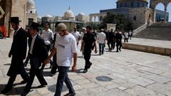 مستوطنون يقتحمون باحات المسجد الأقصى