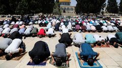 35 ألفا يؤدون صلاة الجمعة في المسجد الأقصى