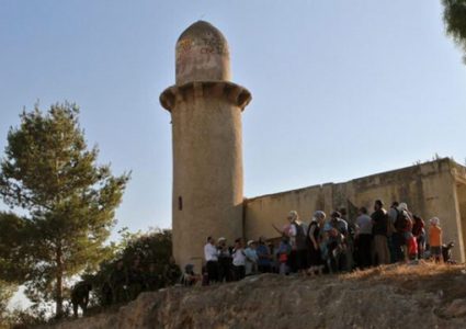 الاحتلال يقتحم مسجدا جنوب جنين ويمنع ترميمه وإقامة الصلاة فيه