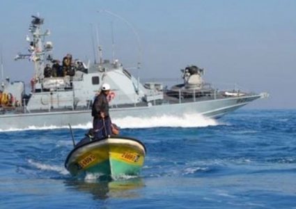 زوارق الاحتلال تستهدف الصيادين ببحر غزة