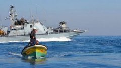 زوارق الاحتلال تستهدف الصيادين ببحر غزة