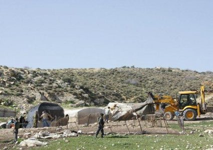 الاحتلال يخطر مواطنا من الأغوار الشمالية بإزالة سياج حول أرضه