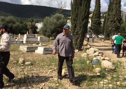 متطوعون ينظفون مقبرة القسام ببلد الشيخ المُهجّرة