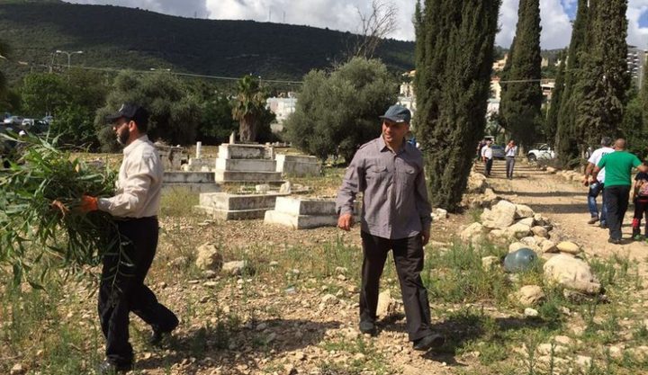 متطوعون ينظفون مقبرة القسام ببلد الشيخ المُهجّرة