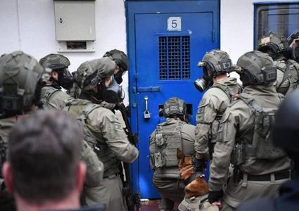 وحدات القمع تقتحم قسم (2) في سجن "ريمون"