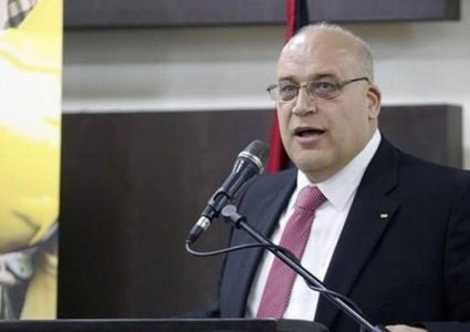 وزير العمل يعلن  استمراره في الحكومة الفلسطينية