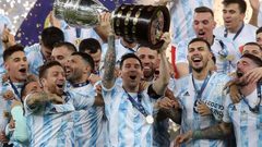 لاعبو الأرجنتين يحتفلون بميسي بعد حصدهم لقب كوبا أمريكا