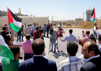 الاحتلال يقمع وقفة أمام معتقل عوفر للمطالبة بالإفراج عن جرار