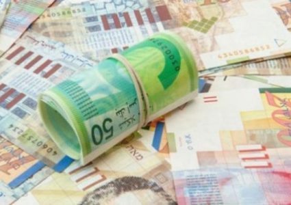 الإعلام العبري:وزراء بالكابينت يعارضون تجميد أموال المقاصة للسلطة