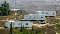 الاحتلال ينصب بيوتا متنقلة شرق الخليل