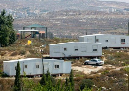 الاحتلال ينصب بيوتا متنقلة شرق الخليل