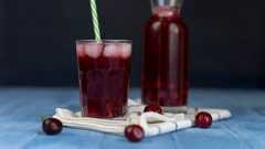 خبراء: تناول عصير الكرز قبل النوم يحارب الأرق