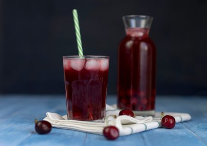 خبراء: تناول عصير الكرز قبل النوم يحارب الأرق