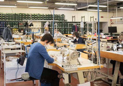 الصينيون يبتكرون نسيجا قد يغني عن التكييف