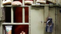 الأسرى الإداريون في "عوفر" يقررون إرجاع وجبات الطعام