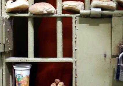 الأسرى الإداريون في "عوفر" يقررون إرجاع وجبات الطعام