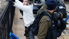 قوات الاحتلال تحتجز عددا من طلبة جامعة بيرزيت