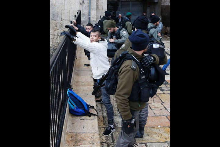 قوات الاحتلال تحتجز عددا من طلبة جامعة بيرزيت