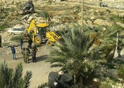 الاحتلال يستولي على جرار زراعي ويصيب أربعة مواطنين في الأغوار