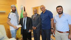 "القدس المفتوحة" تسلم الأسير المحرر الغضنفر أبو عطوان منحة دراسية