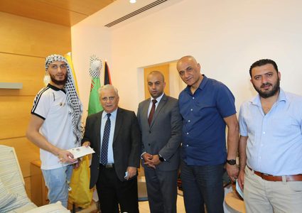 "القدس المفتوحة" تسلم الأسير المحرر الغضنفر أبو عطوان منحة دراسية