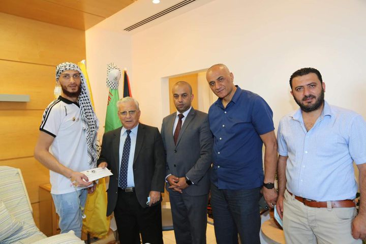 "القدس المفتوحة" تسلم الأسير المحرر الغضنفر أبو عطوان منحة دراسية