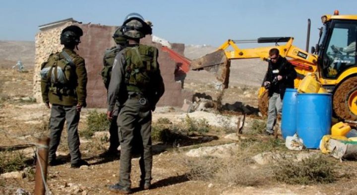 الاحتلال يهدم بركسا للأغنام في النبي صموئيل ويخطر بهد أخرى