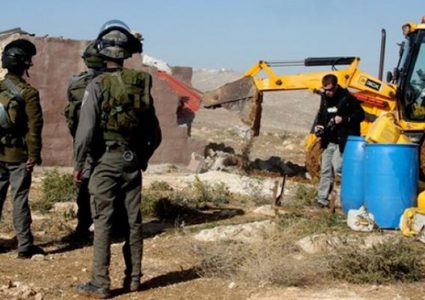 الاحتلال يهدم بركسا للأغنام في النبي صموئيل ويخطر بهد أخرى