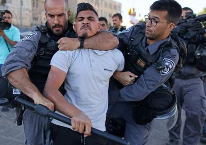 الاحتلال يعتقل شابا ويحطم مركبة في أبو ديس