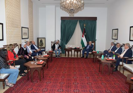 الرئيس محمود عباس يستقبل الأسير المحرر الغضنفر أبو عطوان