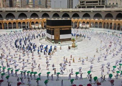 حجاج بيت الله الحرام يؤدون الطواف حول الكعبة قبل التوجه إلى منى