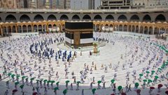 حجاج بيت الله الحرام يؤدون الطواف حول الكعبة قبل التوجه إلى منى