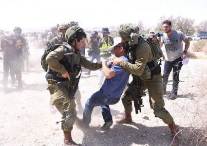 الاحتلال يقمع وقفة احتجاجية لأهالي التواني جنوب محافظة الخليل