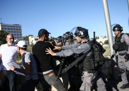 الاحتلال يقمع وقفة اسناد لأهالي حي الشيخ جراح وسلوان