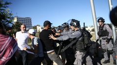 الاحتلال يقمع وقفة اسناد لأهالي حي الشيخ جراح وسلوان