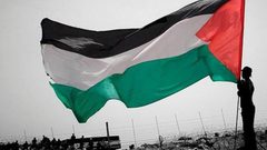 الاحتلال يخطر مخيما صيفيا بإنزال العلم الفلسطيني