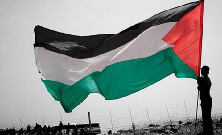 الاحتلال يخطر مخيما صيفيا بإنزال العلم الفلسطيني