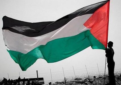 الاحتلال يخطر مخيما صيفيا بإنزال العلم الفلسطيني