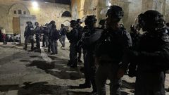 الاحتلال يقتحم الأقصى ويعتدي على المصلين ويخليهم بالقوة