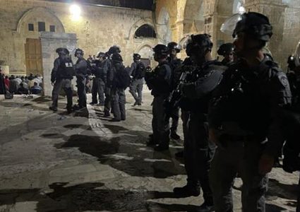 الاحتلال يقتحم الأقصى ويعتدي على المصلين ويخليهم بالقوة