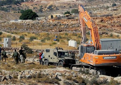 قوات الاحتلال تستولي على "حفار" يعمل باستصلاح أراض جنوب الخليل