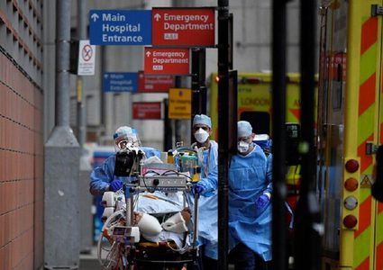 بريطانيا تسجل تراجعا طفيفا في إصابات ووفيات كورونا اليومية