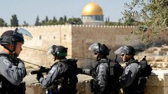 الاحتلال يقطع أسلاك مكبرات الصوت في الأقصى ويحاصر المسجد القبلي
