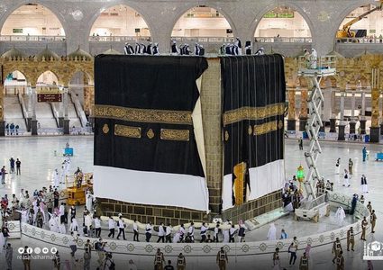 تبديل كسوة الكعبة المشرفة فجر اليوم