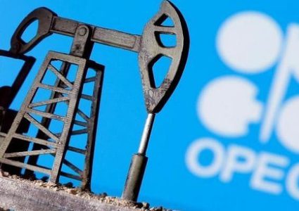 النفط يتراجع أكثر من 1% متأثرا بقرار مجموعة "أوبك+"