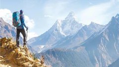 رغم اعاقة أصابعه العشرة.. كوري يتسلق جبال الهمالايا !!