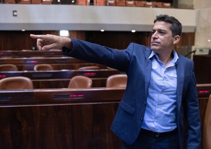 عضو كنيست يهدد باستمراره في اقتحام الأقصى